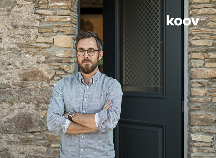 Photo de Simon devant porte modèle Blennie