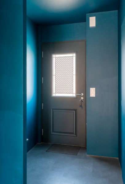 Porte d'entrée Blennie avec mur et plafond bleu
