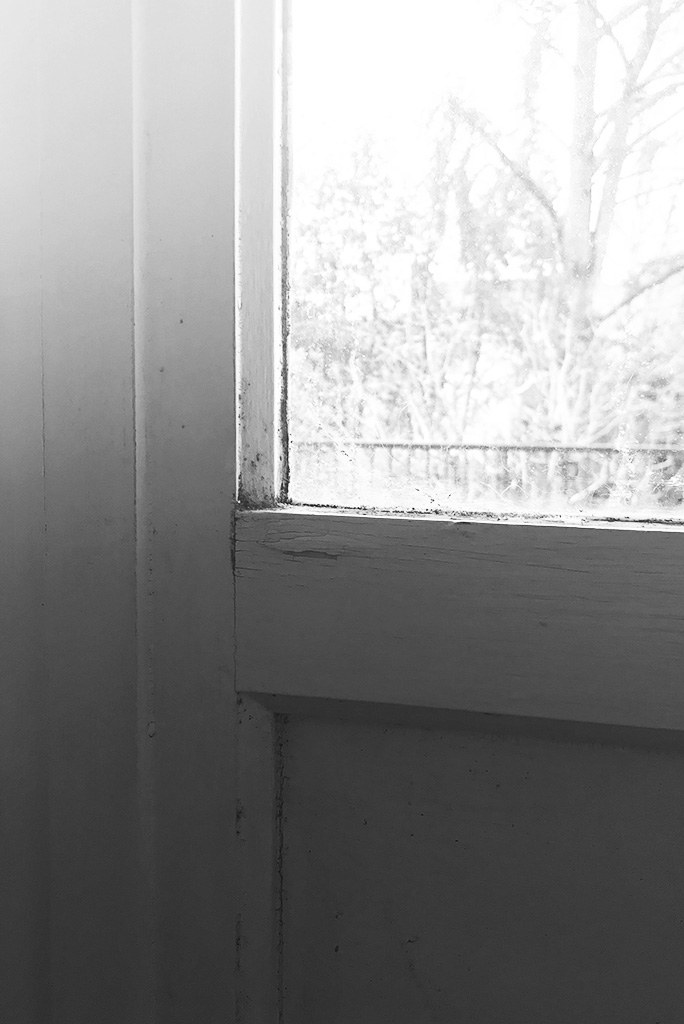 Vieille fenetre bois humidite b&w