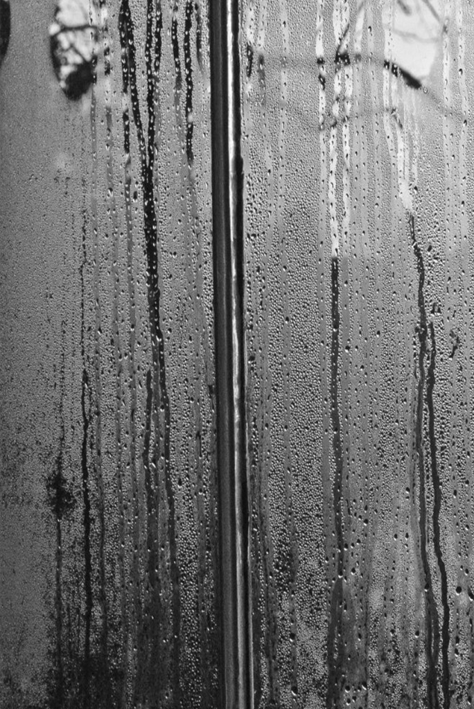 Vieille fenetre humidite b&w